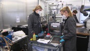 Zwei Wissenschaftlerinnen forschen in einem Labor an Batterietechnologie. © Screenshot 