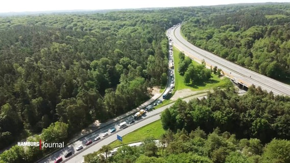 Luftbild einer Autobahn-Ausfahrt mit Stau. © Screenshot 