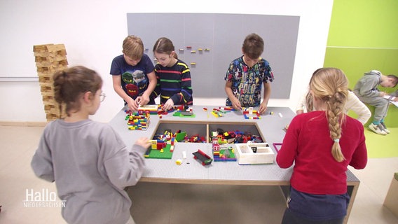 Eine Gruppe Kinder spielt mit Bausteinen. © Screenshot 