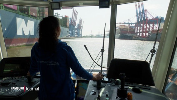 Eine Frau steuert ein Schiff durch den Hamburger Hafen. © Screenshot 