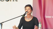 Sahra Wagenknecht spricht auf einem Rednerpodium. © Screenshot 