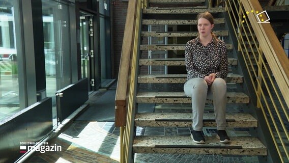 Eine Jugendliche sitzt auf einer Treppe und teilt ihre Gedanken. © Screenshot 