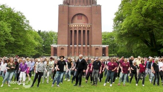 Ein Linedance-Flashmob vorm Planetarium in Hamburg. © Screenshot 