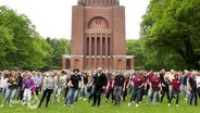 Ein Linedance-Flashmob vorm Planetarium in Hamburg. © Screenshot 