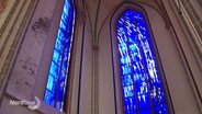 Die Uecker-Kirchenfenster erstrahlen in Blau im Schweriner Dom. © Screenshot 