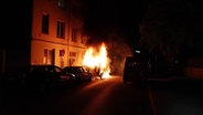 Ein Auto brennt in Hamburg-Harburg. © Screenshot 