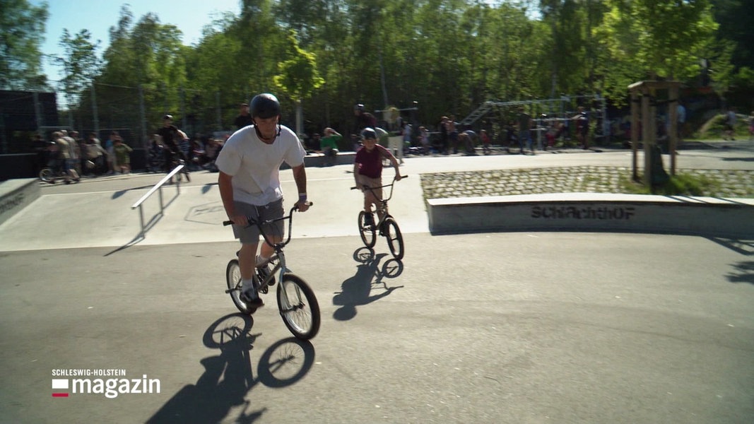 Zwei BMX-Fahrer fahren in einem Skate-Park.