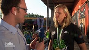 Reporter Kevin Poweska interviewt Alexandra Popp, die Kapitänin des VfL Wolfsburg. © Screenshot 