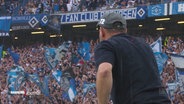 Fans des HSV jubeln in den Rängen eines Stadions. © Screenshot 