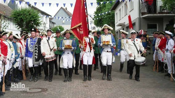 Garde beim Schüttenhoff in Bodenfelde in historischen Uniformen. © Screenshot 