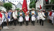 Garde beim Schüttenhoff in Bodenfelde in historischen Uniformen. © Screenshot 