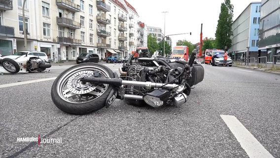 Ein verunglücktes Motorrad liegt auf einer Straße. © Screenshot 