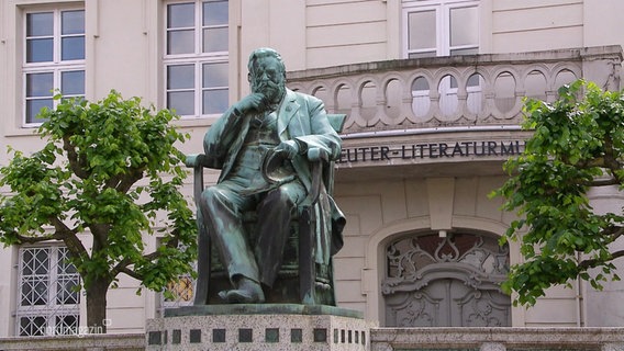 Statue des Schriftstellers und Dichters Fritz Reuter in Stavenhagen. © Screenshot 