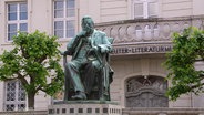 Statue des Schriftstellers und Dichters Fritz Reuter in Stavenhagen. © Screenshot 