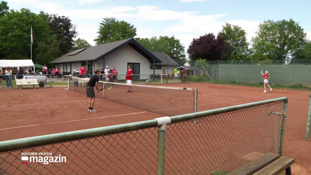 Ein Tennisplatz im kleinen Dorf Bünningstedt.