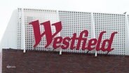 Ein Schild der Firma Westfield, die für den Bau der Einkaufsmeile verantwortlich ist © Screenshot 