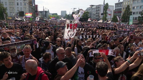 Feiernde Fans auf dem Spielbudenplatz in Hamburg © Screenshot 