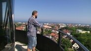 Der neue Leuchtturmwärter am Geländer des Leuchtturmes Wangerooge © Screenshot 