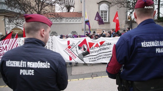 Ungarische Polizisten vor einer linken Demonstration (Archiv). © NDR 