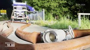 Schlauch und Wasserpumpe des Technischen Hilfswerks aus Niedersachsen stehen auf einer Brücke in Rheinland-Pfalz, um den Kampf gegen das Hochwasser dort zu unterstützen. © Screenshot 