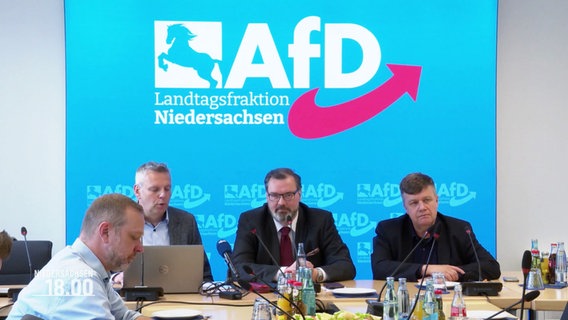 Mehrere AfD-Politiker sitzen bei einer Besprechung der AfD-Landtagsfraktion Niedersachsen. © Screenshot 