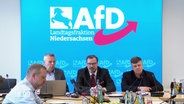 Mehrere AfD-Politiker sitzen bei einer Besprechung der AfD-Landtagsfraktion Niedersachsen. © Screenshot 