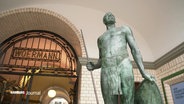 Eine Figur vor dem Afrika-Haus in der Großen Reichenstrasse © Screenshot 