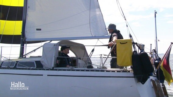 Ein Beamter der Wasserschutzpolizei klärt einen Hobby-Skipper darüber auf, dass er immer aktuelle Seekarten mit sich führen und den Schiffsnamen sichtbar außen anbringen muss. © Screenshot 