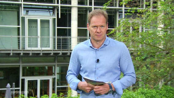 Thilo Tautz moderiert das Nordmagazin heute draußen im Grünen. © Screenshot 