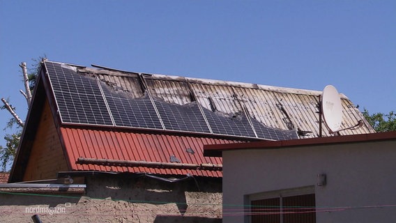 An diese Solarpanele war ein selbstgebauter Akku angeschlossen, der mutmaßlich für die Explosionen und den Brand gesorgt hat. © Screenshot 