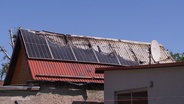 An diese Solarpanele war ein selbstgebauter Akku angeschlossen, der mutmaßlich für die Explosionen und den Brand gesorgt hat. © Screenshot 