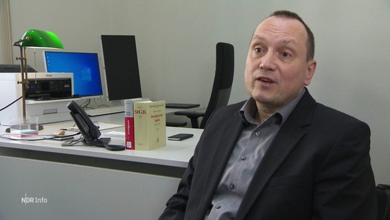 Oberstaatsanwalt Jens Lehmann beim Interview in seinem Büro. © Screenshot 