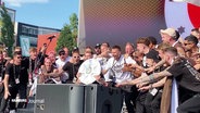 Das Team des FC St. Pauli mit der Meisterschale am Spielbudenplatz. © Screenshot 