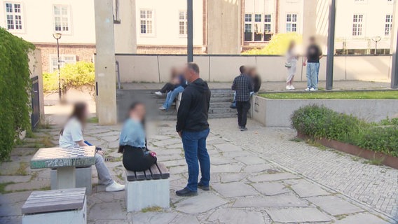 Jugendliche an den Wallanlagen in Rostock. © Screenshot Foto: NDR