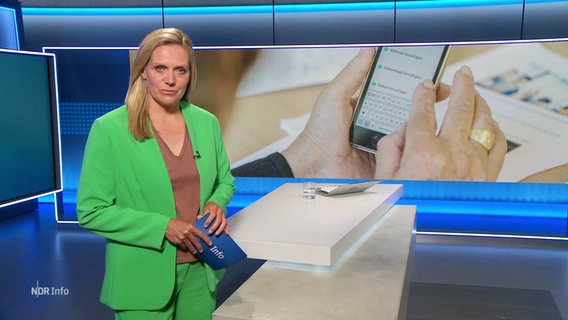 Juliane Möcklinghoff moderiert. © Screenshot 