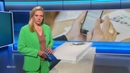 Juliane Möcklinghoff moderiert. © Screenshot 