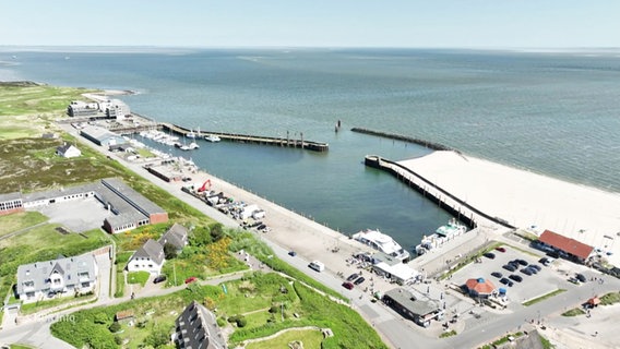 Luftbild des Hörnumer Hafens, in dem nur wenige kleine Boote und zwei Ausflugsfähren  liegen. © Screenshot 