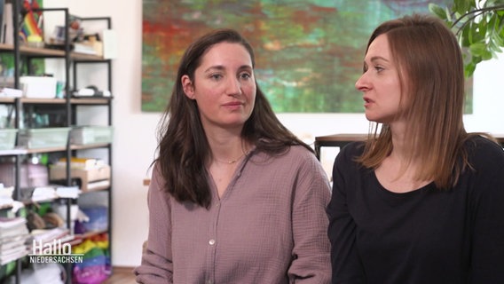 Zwei Frauen beim Interview in ihrer gemeinsamen Wohnung. © Screenshot 