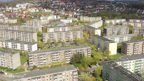 Luftaufnahme einer Plattenbausiedlung in Bergen. © Screenshot 