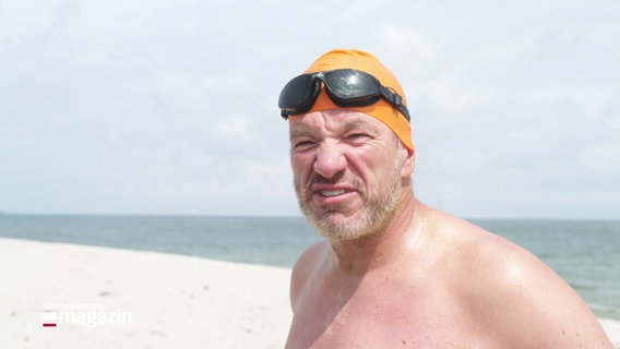 Extremschwimmer André Wiersig ist erfolgreich von Husum nach Sylt geschwommen. © Screenshot 