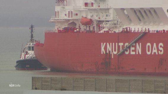 An Bord dieses Tankers wird amerikanisches Fracking-Gas zum LNG-Terminal in Mukran auf Rügen geliefert. © Screenshot 
