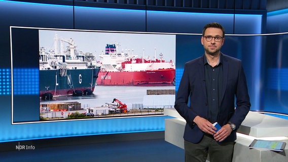 Christopher Scheffelmeier moderiert NDR Info um 21:45 Uhr. © Screenshot 