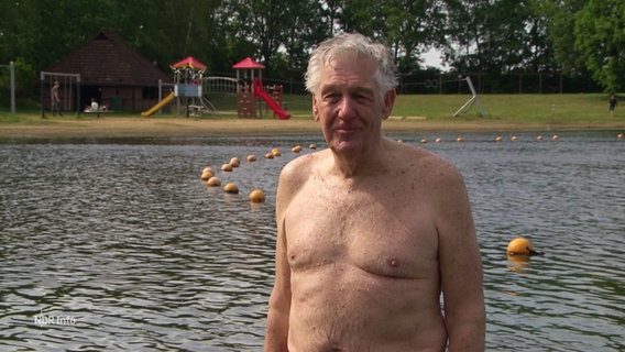 Der 76-Jährige Klaus Kläres ist Fredenbecks frisch gebackener Rettungsschwimmer. © Screenshot 