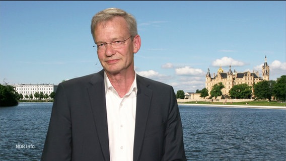NDR-Reporter Klaus Göbel berichtet live aus Schwerin. © Screenshot 
