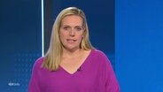 Juliane Möcklinghoff moderiert NDR Info. © Screenshot 