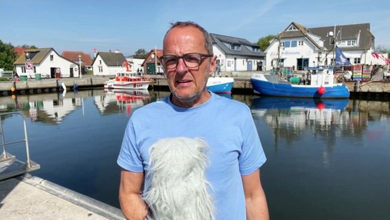 Stefan Kreibohm moderiert das Wetter am Hafen der Insel Hiddensee. © Screenshot 