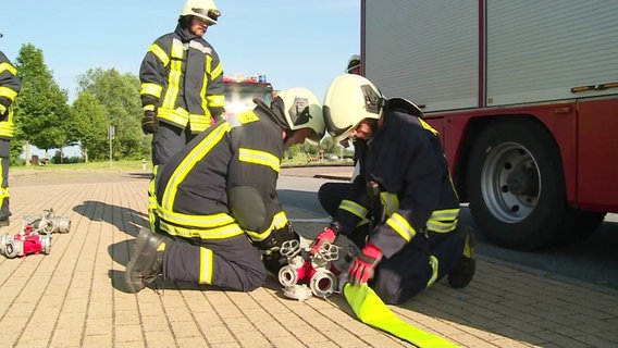 Feuerwehrmänner bereiten die Übung vor © Screenshot 