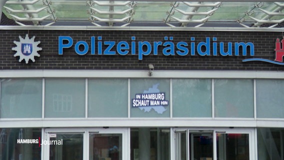 Der Eingang des Polizeipräsidiums Hamburg. © Screenshot 