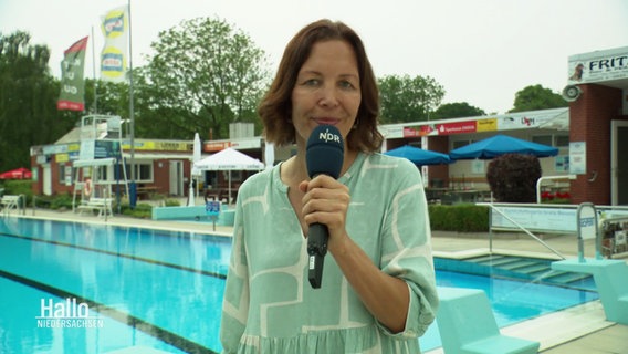 NDR-Reporterin Birgit Stamerjohanns aus dem Van-Ameren-Bad in Emden. © Screenshot 