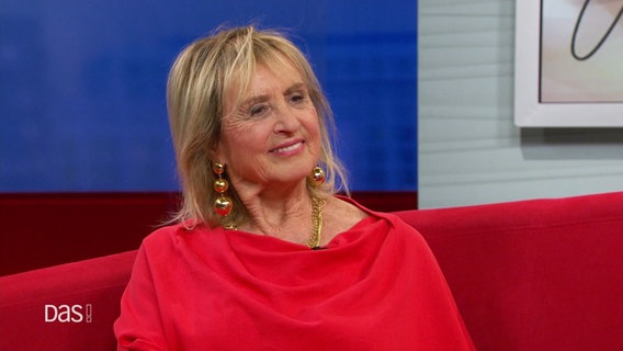 Die Schauspielerin Diana Körner auf dem roten Sofa. © Screenshot 